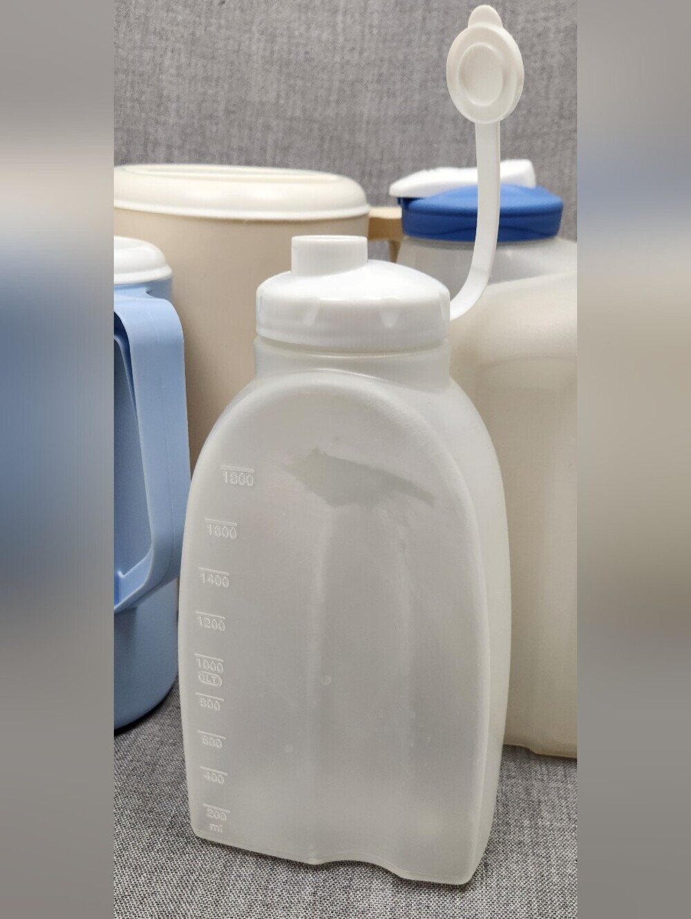 Rubbermaid Pitchers & Liquid Storage Jugs. Easy-grip Handles and Snap Lid Set - Picture 3 of 5